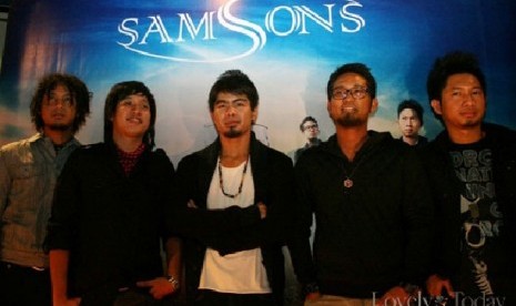 Band Samsons ditinggal vokalisnya Bamb (tengah)