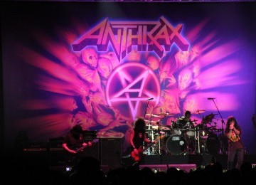 Band thrash metal legendaris Antrax dengan personil Joey Belladonna, Scott, Charlie Benante, Frank Bello, dan Rob Caggiano berhasil menggetarkan arena pertunjukan di pantai Carnaval Ancol, Jakarta, Sabtu (31/3) Malam. (ROL/Fafa)