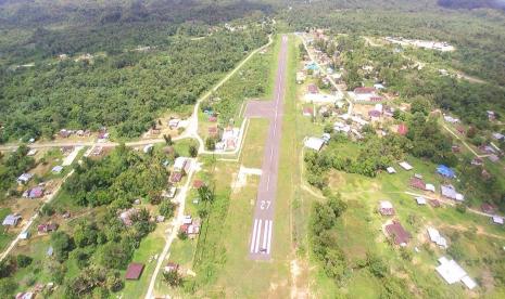 Bandara Ayawasi di Kabupaten Maybrat, Provinsi Papua Barat. Pemerintah menyiapkan strategi agar proyek infrastruktur tetap berjalan meski terdampak pandemi Covid-19. Deputi Bidang Koordinasi Infrastruktur dan Transportasi Kementerian Koordinator Bidang Kemaritiman dan Investasi Ridwan Djamaluddin mengatakan produktif harus tetap dilakukan namun tetap aman saat pandemi Covid-19.