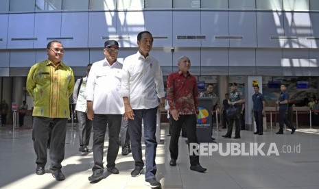 Bandara Dipati Amir. Presiden Joko Widodo (tengah) didampingi Menteri Perhubungan Budi Karya Sumadi (kedua kiri) dan Gubernur Bangka Belitung Erzaldi Rosman (kedua kiri) meninjau pengembangan Bandara Dipati Amir dan Kawasan Ekonomi Khusus Tanjung Kelayang di Pangkal Pinang, Kepulauan Bangka Belitung, Kamis (14/3/2019).