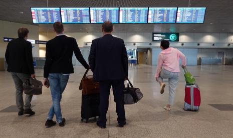 Bandara. Argentina melaporkan kasus pertama COVID-19 varian Omicron pada seseorang yang bepergian dari Afrika Selatan.