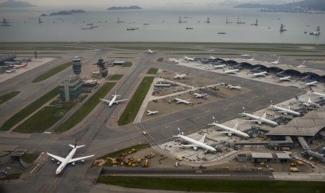 Bandara Internasional Hong Kong. Hong Kong akan menangguhkan penerbangan dari India, Pakistan, dan Filipina mulai 20 April setelah varian Covid-19 mutan N501Y terdeteksi untuk pertama kalinya di kota itu. 