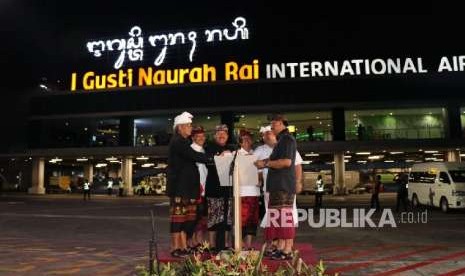 Bandara Internasional I Gusti Ngurah Rai resmi menambahkan aksara Bali melalui pemasangan signage di sejumlah area. 