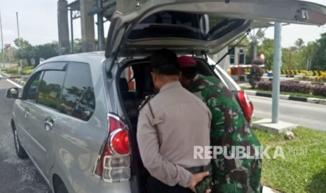 Bandara Internasional Minangkabau memperketat pengamanan pascainsiden teror di Surabaya. Operator bandara menurunkan tim pengamanan yang merupakan gabungan dari kepolisian, TNI, dan Avsec BIM. 