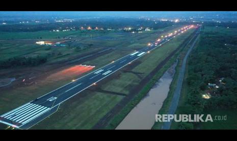 Runway Bandara Jenderal Besar Soedirman di Purbalingga, Jawa Tengah, menjelang pengoperasian oleh Angkasa Pura II.