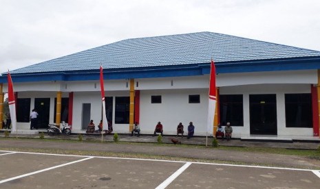 Bandara Kufar di Kabupaten Seram Bagian Timur, Maluku melayani penerbangan rute Kufar-Ambon dengan menggunakan Maskapai Trigana Air. 