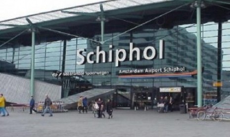 Bandara Schipol, Amsterdam, Belanda. Selain melarang penerbangan dari Ingris, Belanda juga akan mempelajari kemungkinan penetapan larangan membawa penumpang dari Inggris pada moda-moda transportasi lainnya.