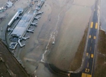 Bandara Sendai pada saat disapu tsunami pada 11 Maret lalu