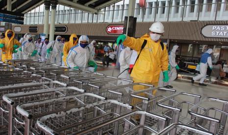 PT Angkasa Pura (AP) II (Persero) memprediksi Bandara Soekarno-Hatta akan dipadati penumpang mulai hari ini (27/10) menjelang libur panjang akhir Oktober 2020. Puncak arus keberangkatan penumpang di 19 bandara AP II juga diperkirakan hari ini (27/10).  