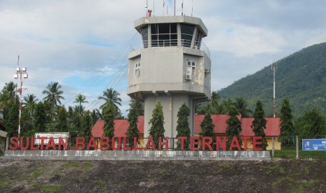 Bandara Sultan Baabullah, Ternate. Sejumlah petugas yang bertugas di pintu masuk bandara dan pelabuhan Ternate, Maluku Utara (Malut) mengeluhkan minimnya ketersediaan kebutuhan Alat Pelindung Diri (APD). Terutama saat melakukan pengawasan penumpang dari dan ke kota Ternate.