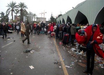 Bandara Internasional Tripoli disesaki warga asing yang hendak meninggalkan Libya, Kamis (24/2).