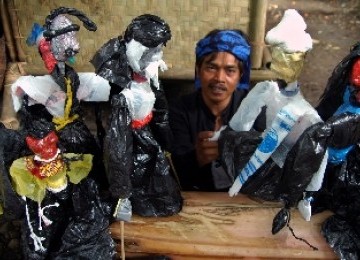 Bandung seems often associated with creativity.  To protest the damaging natural water resources and mounting garbage in Bandung, some puppet artists create 