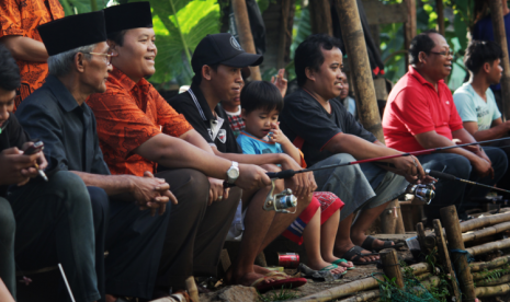 Bang Hidayat Mancing Bareng Warga Hidayat Nur Wahid calon gubernur DKI Jakarta secara tiba-tiba menghampiri para pemancing ketika hendak berjalan menghadiri undangan ceramah persiapan Ramadhan di wilayah Kuningan Barat, Jakarta Selatan, Selasa (19/6).