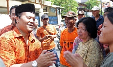 Bang Hidayat saat mengunjungi warga Bungur.