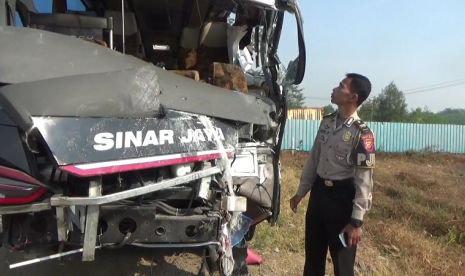 Bangkai Bus Sinar Jaya yang terlibat tabrakan di KM 133 Tol Cipali, saat ini berada di Pos PJR, Cilameri, Subang. 