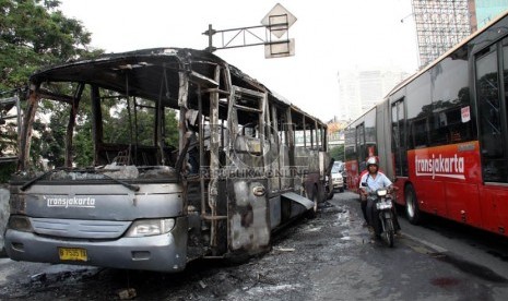 Bangkai Bus Transjakarta bernomor JMT 019 yang terbakar di jalan Gajah Mada, Harmoni, Jakarta Pusat, Ahad (16/6).   (Republika/ Yasin Habibi)