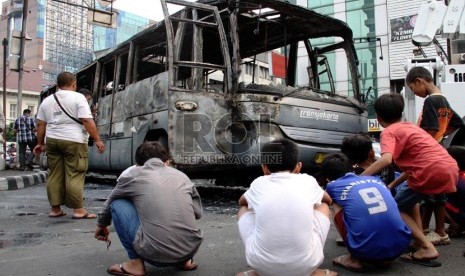 Bangkai Bus Transjakarta bernomor JMT 019 yang terbakar di jalan Gajah Mada, Harmoni, Jakarta Pusat, Ahad (16/6).   (Republika/ Yasin Habibi)