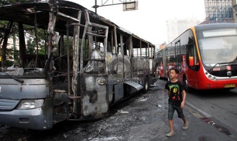 Bangkai Bus Transjakarta bernomor JMT 019 yang terbakar di jalan Gajah Mada, Harmoni, Jakarta Pusat, Ahad (16/6).   (Republika/ Yasin Habibi)