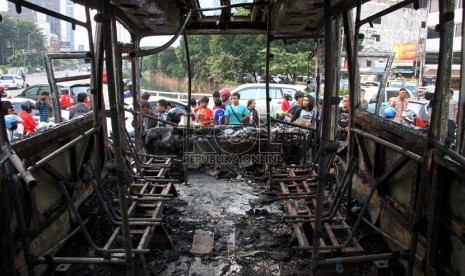 Bangkai Bus Transjakarta bernomor JMT 019 yang terbakar di jalan Gajah Mada, Harmoni, Jakarta Pusat, Ahad (16/6).   (Republika/ Yasin Habibi)