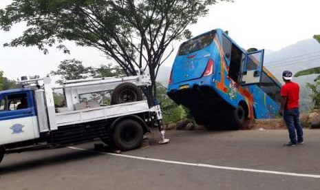 Sebuah Bus PO Putra Rafflesia asal Bengkulu tujuan Jakarta terperosok ke dalam jurang di Desa Way Sindi, Kecamatan Karya Penggawa, Kabupaten Pesisir Barat, Lampung, Kamis (2/1) (Ilustrasi bus masuk jurang)