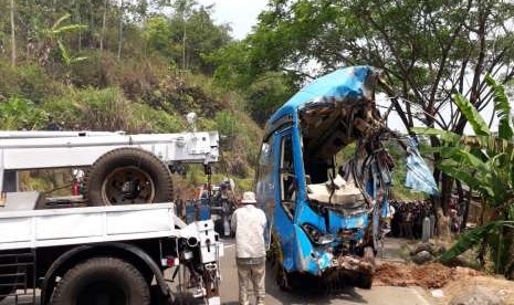 Bus Sriwijaya jurusan Palembang–Bengkulu berpenumpang 37 orang masuk jurang di Liku Lematang, Desa Perahu Dipo Kecamatan Dempo Selatan, Kota Pagaralam, Sumatera Selatan, Senin (23/12) dini hari (Ilustrasi Bangkai Bus)