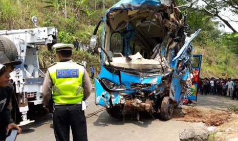 Bangkai bus yang masuk jurang di jalur Jalan Cikidang-Palabuhanratu Kecamatan Cikidang, Kabupaten Sukanumi berhasil dievakuasi Ahad (9/9) siang.