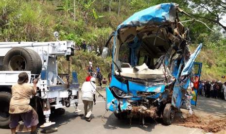 Bangkai bus yang masuk jurang di jalur Jalan Cikidang-Palabuhanratu Kecamatan Cikidang, Kabupaten Sukanumi berhasil dievakuasi Ahad (9/9) siang.