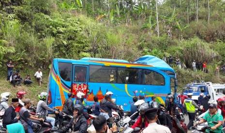 Bangkai bus yang masuk jurang di jalur Jalan Cikidang-Palabuhanratu Kecamatan Cikidang, Kabupaten Sukanumi berhasil dievakuasi Ahad (9/9) siang.