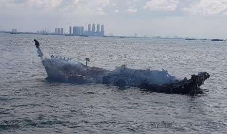 Bangkai kapal itu hanyut terbawa angin dan arus ke perairan lepas di wilayah Tanjung Priok Jakarta yang dapat mengancam keselamatan dan keamanan pelayaran.