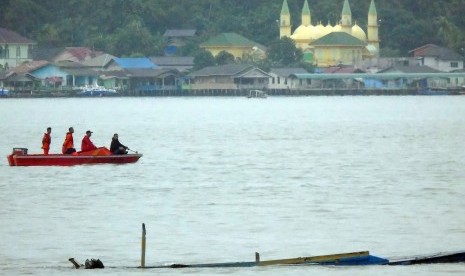 Bangkai Kapal penyeberangan yang disebut pompong yang tenggelam dengan latar belakang Mesjid Sultan Riau di depan Pulau Penyengat, Tanjungpinang, Kepulauan Riau, (21/8). 