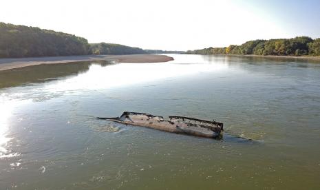 Bangkai kapal yang tenggelam selama Perang Dunia II terungkap oleh permukaan air Sungai Danube yang sangat rendah di dekat Vamosszabadi, Hungaria barat laut, Rabu, 17 Agustus 2022. Para peneliti dari universitas ELTE Budapest memperingatkan bahwa Hungaria menghadapi kekeringan terus-menerus di atas permukaan laut. beberapa dekade ke depan kecuali tindakan diambil untuk menghentikan perubahan iklim.