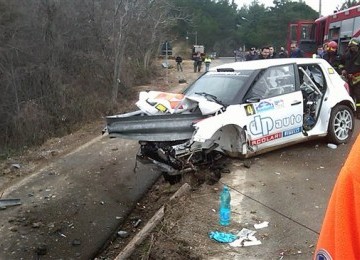 Bangkai mobil Robert Kubica usai kecelakan di balapan rali ''Ronde in Andora'' di Andora, Italia, pada awal Februari 2011.