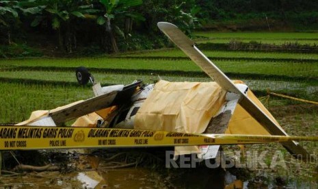 Bangkai pesawat latihan jenis Piper PA 28 jatuh di pesawahan di Karangnunggal Kabupaten Tasikmalaya, Kamis (19/8). (Foto: Fuji EP/Republika) 