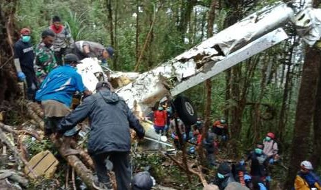 Bangkai pesawat Pesawat Demonim Air PK-HVQ dan korban ternyata ditemukan  warga Oksibil, Papua, tepatnya di pegunungan Menuk, distrik Aerambakon Kabupaten Pegunungan Bintang. Delapan orang tewas dan satu anak berusia 12 tahun selamat.