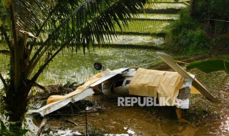 Bangkai Pesawat Piper PA28 di pesawahan Karangnunggal, Kabupaten Tasikmalaya. 