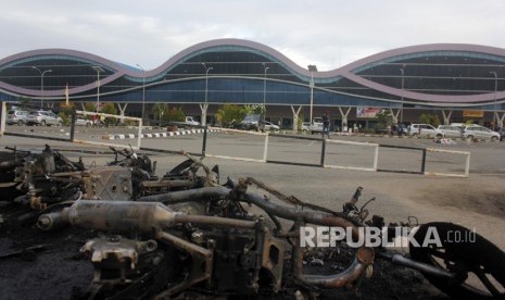 Bangkai sepeda motor usai dibakar massa di parkiran Bandara Domine Eduard Osok (DEO) Kota Sorong, Papua Barat, Senin (19/8/2019).