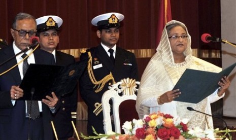 Perdana Menteri Bangladesh Sheikh Hasina (kanan).