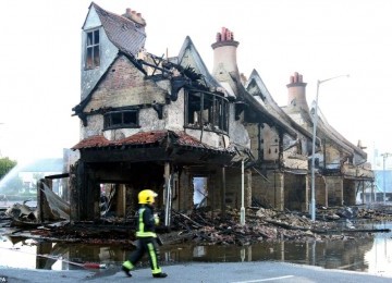 Bangunan berusia 140 tahun turut hangus terbakar di Croydon, London.