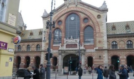 Bangunan central market, pasar tradisional di Budapest yang menawarkan aneka suvenir khas Hungaria.