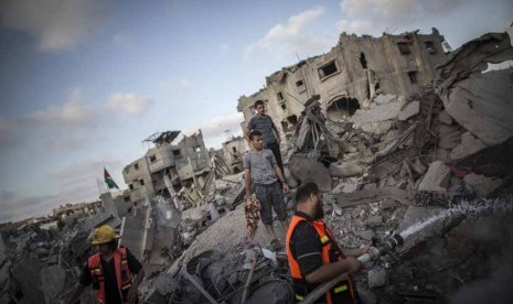 Bangunan di Gaza, Palestina, hancur akibat serangan udara Israel. 