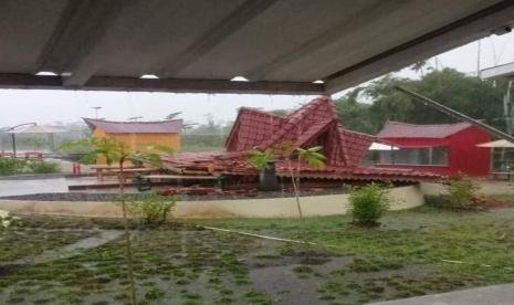 Bangunan gazebo yang rubuh di lokasi kawasan Taman Mas Kemambang.