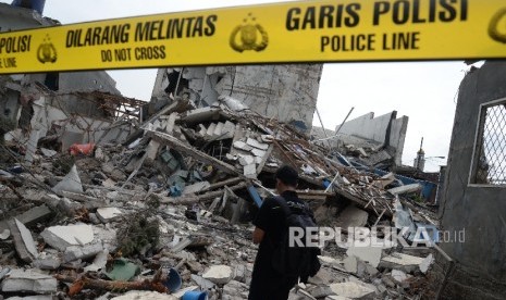 Bangunan hancur akibat ledakan di Pizza Hut Delivery (PHD) di Jalan Raya Hankam, Jatimurni, Kota Bekasi, Jawa Barat, Ahad (23/10). Ledakan yang berasal dari tabung gas 50 kilogram miliki restoran cepat saji Pizza Hut Delivery (PHD) tersebut, menghancurkan 