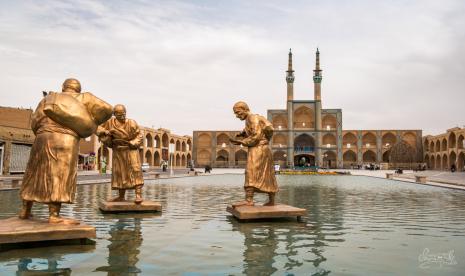 Bangunan kuno, menara, dan taman menghiasai kuta kuno Yazd di Iran