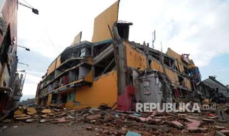 Bangunan Mal Tatura Palu yang porak-poranda setelah terkena gempa bumi disertai tsunami Kelurahan Palupi, Palu, Sulawesi Tengah, Sabtu (29/9).