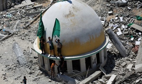  Bangunan masjid Aisha yang hancur akibat serangan udara Israel di kota Gaza, Senin (11/8).   (EPA/Mohammed Saber)