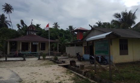 Bangunan masjid dan kantor Desa Rapa-rapa Melayu yang dipakai untuk sarana pendidikan MA Bahrul Ulum, Pulau Tello, Nias Selatan.