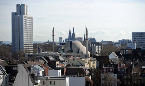 Islam di Jerman berjuang untuk mendapatkan pengakuan negara.  Bangunan masjid di Cologne Jerman ini dapat menampung sekitar 2.000 orang jamaah secara bersamaan. 