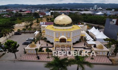 Bangunan Masjid Raudhatul Jannah nampak dari depan di Kelurahan Korumba, Kecamatan Mandonga, Kendari, Sulawesi Tenggara, Senin (19/4/2021). Masjid Raudhatul Jannah memiliki desain bangun menyerupai Masjid Al-Aqsa di Palestina serta disetiap sudutnya terdapat pohon kurma dan masjid ini banyak didatangi waktu salat serta menanti waktu berbuka puasa Ramadhan. 