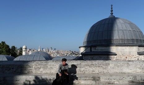  Bangunan Masjid Sultan Sulaiman memiliki interior yang megah, ratusan jendela yang menawan, marmer mewah, serta dekorasi indah. Pada masjid agung tersebut terdapat pula kolam hias yang sangat indah. 