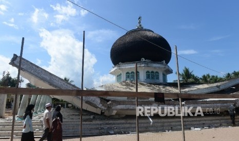  Bangunan Masjid yang ambruk akibat gempa di Pidie Jaya, NAD, Kamis (8/12).